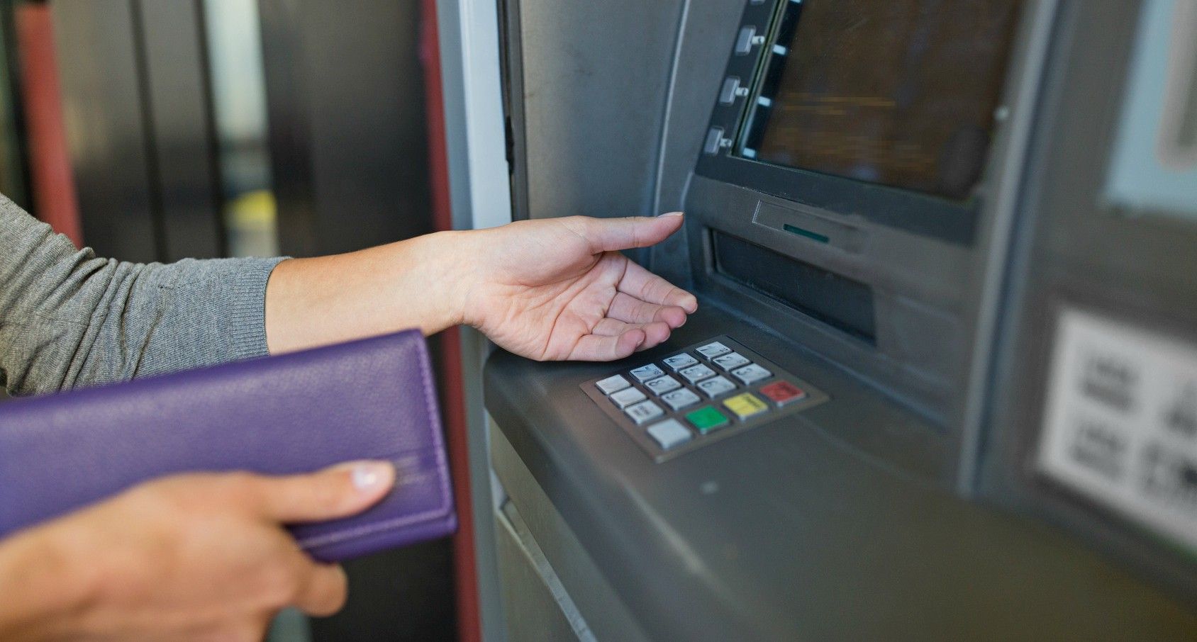 extraer dinero cajero automatico