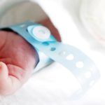 Joven dio a luz en Pinamar y abandonó a su hija en el hospital: es intensamente buscada
