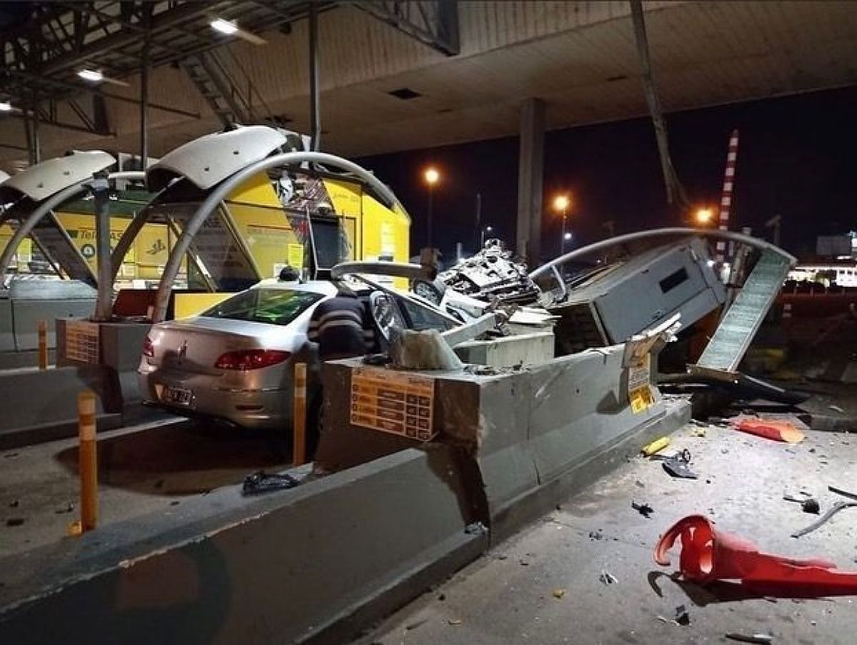 Accidente auto choca peaje autopista illia