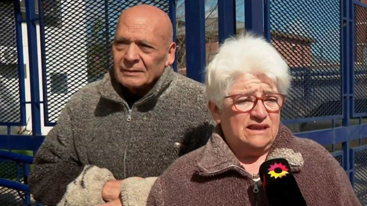 Jubilados que cartonean para llegar a fin de mes.