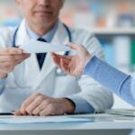 Médicos bonaerenses marcharon en La Plata por derecho a trabajar tras jubilarse