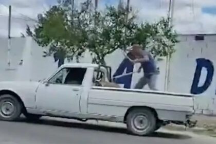 Destrozó camioneta a golpes