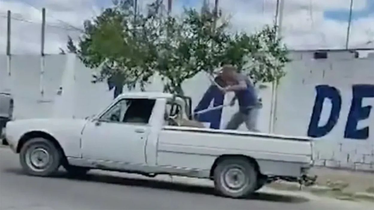 Destrozó camioneta a golpes