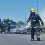 Impactante incendio en Ruta 2: Pérdidas totales al incendiarse un camión cargado de papel higiénico