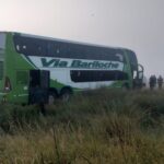 Pudo ser una tragedia: un micro de Vía Bariloche despistó en la Ruta 74, cerca de Ayacucho