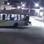 Insólito y preocupante: Se desprendió la ventanilla de un colectivo y un pasajero cayó en el asfalto