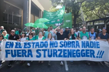La Justicia suspende el DNU que eliminaba el feriado del 27 de junio para estatales