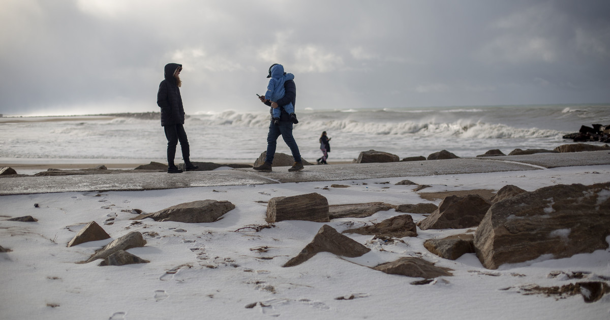 Nevó en Miramar tras 34 años y sorprendió a los balnearios de la costa argentina