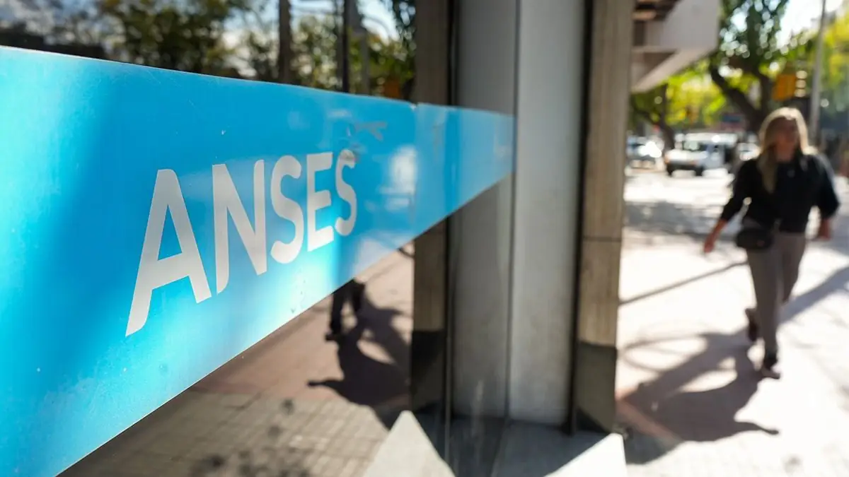¿Quiénes cobran hoy las asignaciones y el desempleo? Detalles del calendario de ANSES