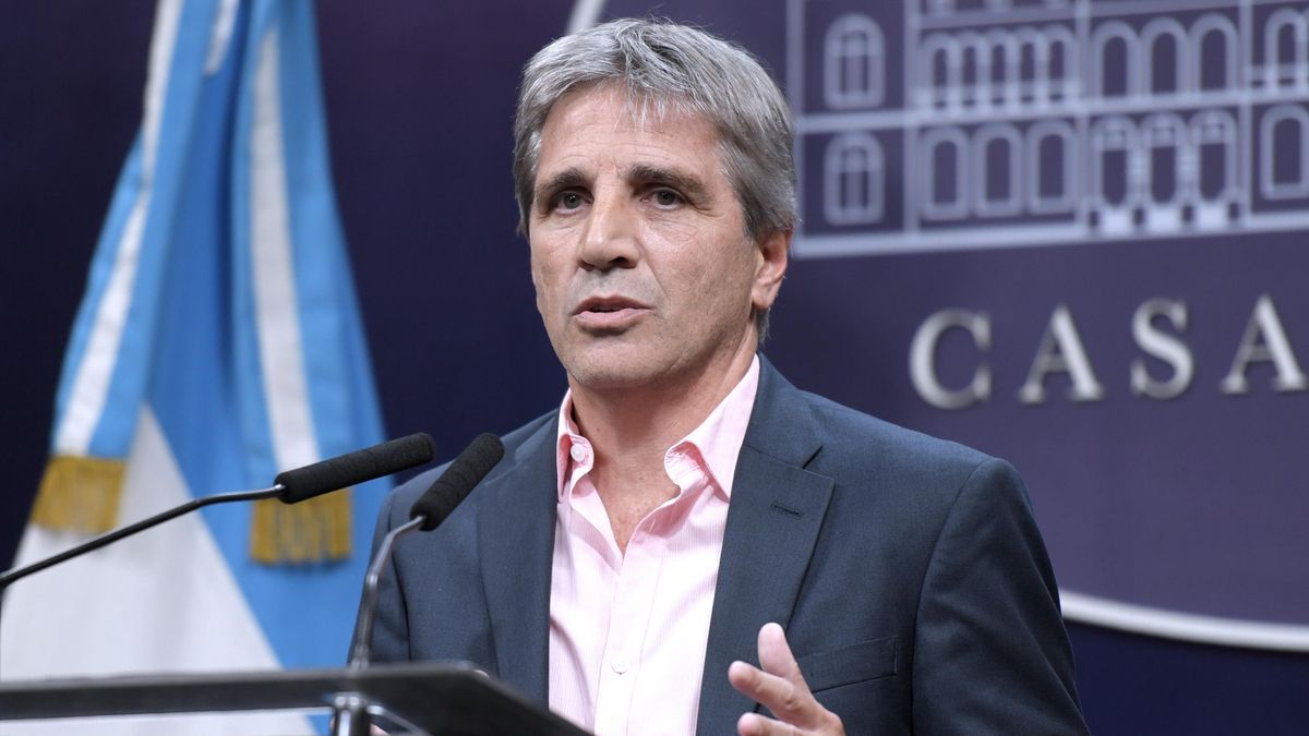 Caputo defiende el déficit de dólares y anticipa mejoras tras las elecciones de octubre