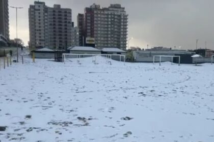 Nevadas históricas en Buenos Aires: el sur vuelve a experimentar un domingo de invierno blanco