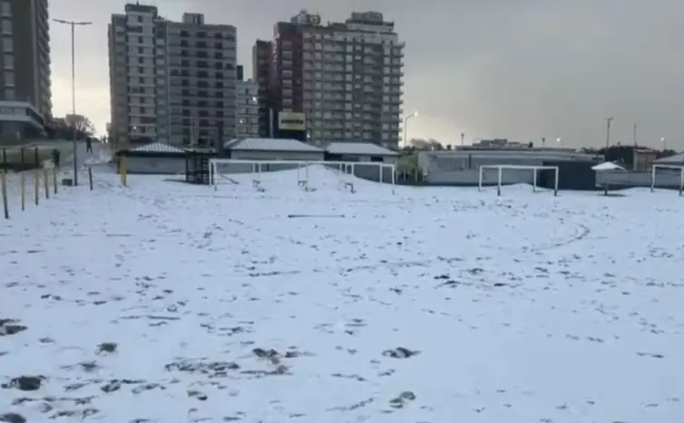 Nevadas históricas en Buenos Aires: el sur vuelve a experimentar un domingo de invierno blanco
