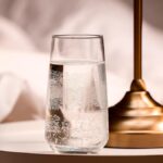 El truco del vinagre blanco: mejora tu descanso con un vaso al lado de la cama