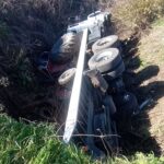 Accidente en Ruta 41: Un camión grúa que transportaba un tractor volcó en General Belgrano