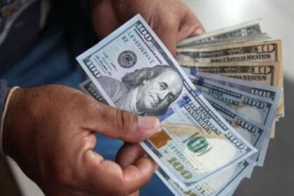 El dólar blue bajó fuerte y cerró a $1.285, la brecha con el oficial se achicó al 2,7%