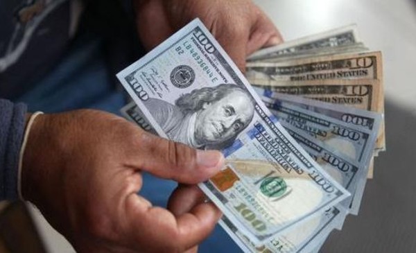 El dólar blue bajó fuerte y cerró a $1.285, la brecha con el oficial se achicó al 2,7%