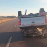 Accidente en Ruta 2: una camioneta chocó y volcó a la altura de Dolores