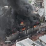 Impresionante incendio y derrumbe en el centro de La Plata: heladeras y lavarropas cayeron a la vereda