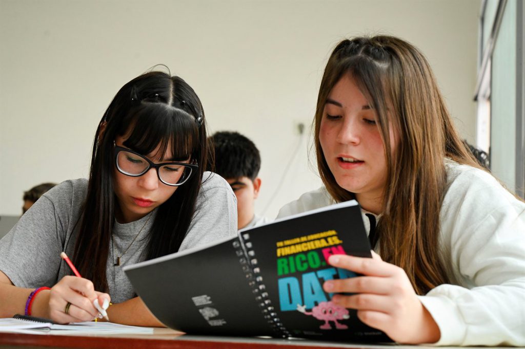 Más de 21.000 chicos aprenden a manejar su plata en el curso “Rico en data” de Banco Provincia