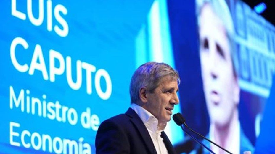 Caputo afirmó que la jubilación promedio alcanza los $900.000 y en dólares están mejor