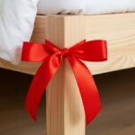 La cinta roja en la cama, un amuleto que ahuyenta malas energías y potencia el amor