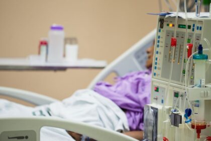 Ministerio de Salud bonaerense enfrenta crisis: 5.000 pacientes de diálisis en riesgo de tratamiento
