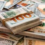 El dólar alcanza un nuevo récord y cierra a 80 para la venta