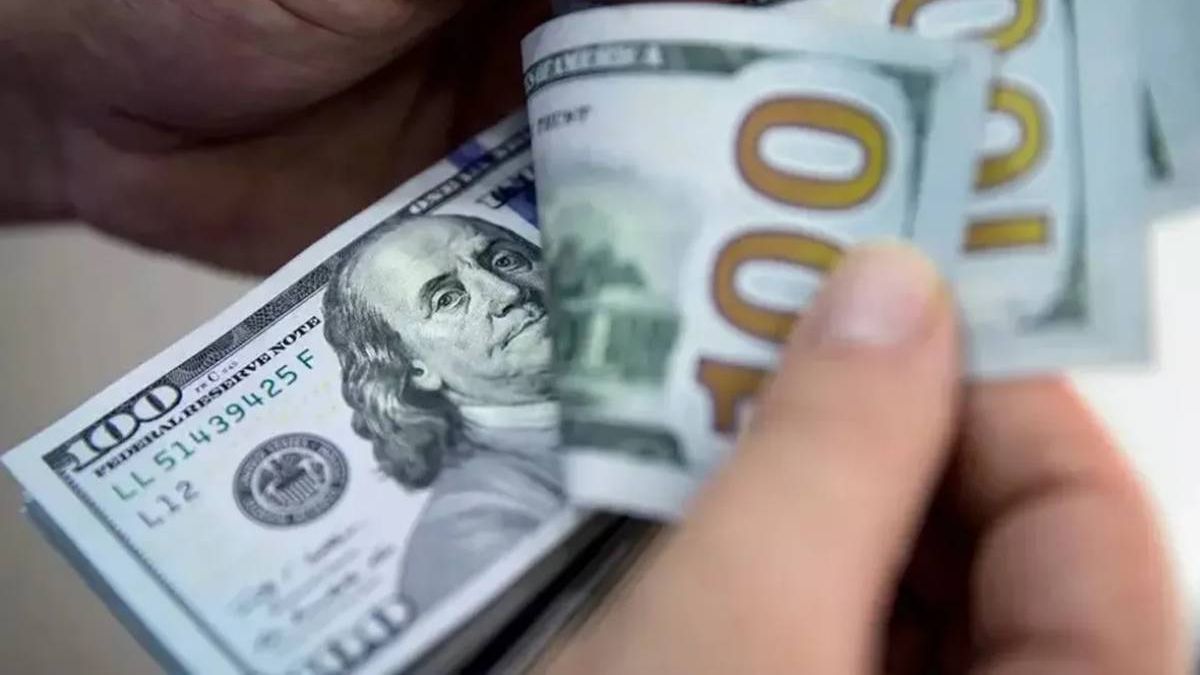 El dólar oficial cerró a $1.280 y el blue subió a $1.270 en un lunes volatile