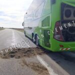 Alerta en la Ruta 11: micro perdió aceite y generó caos entre San Clemente y Las Toninas