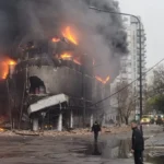 Impactante incendio en La Plata: evacuaciones, derrumbe y fuerte operativo bajo la lluvia