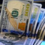 El dólar oficial se desploma y el blue cierra en terreno negativo tras acuerdo con el FMI