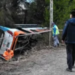 Volcó un micro en Bariloche: El chofer se desmayó en la ruta al Cerro Catedral