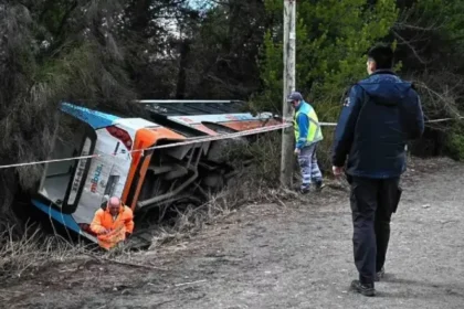 Colectivo volcó en Bariloche: pasajeros ilesos y chofer con desmayo en la ruta al Cerro Catedral
