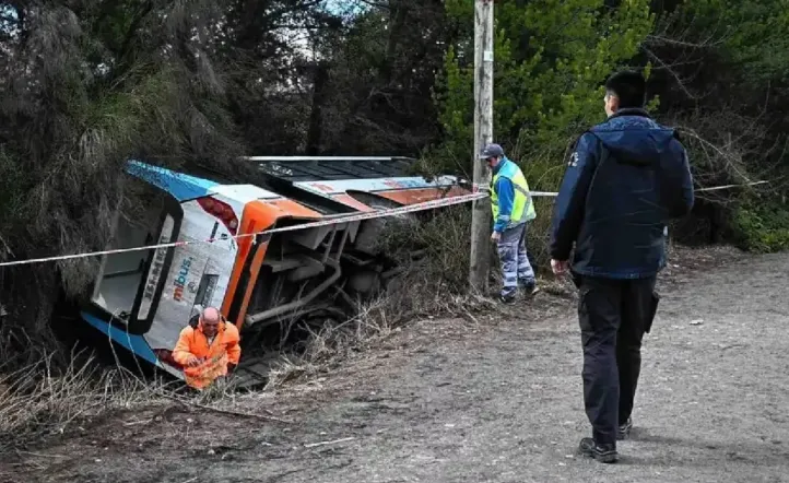 Colectivo volcó en Bariloche: pasajeros ilesos y chofer con desmayo en la ruta al Cerro Catedral