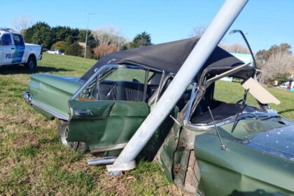 Mecánico marplatense se accidentó con su recién comprado Ford Falcon y terminó internado