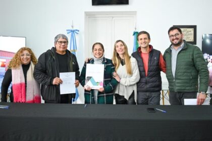 San Vicente entrega actas de posesión a 40 familias del barrio San José y cumple sueños