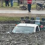 Dramático accidente en Santa Teresita: camioneta cargada de garrafas cayó a un zanjón