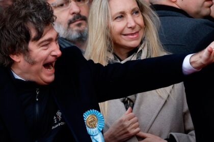 Milei sigue firme en campaña tras ataque en Lomas, el oficialismo apunta al kirchnerismo