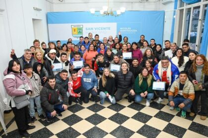 Mantegazza entregó kits de infraestructura a clubes de San Vicente para fortalecer comunidades