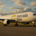 Mercado Libre acelera entregas: lanza un corredor aéreo hacia la Patagonia con vuelos diarios