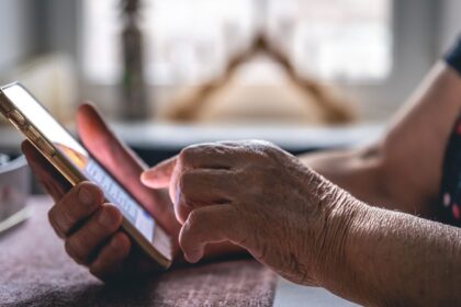 anciana senora mujer mayor usando telefono llamada estafajpg