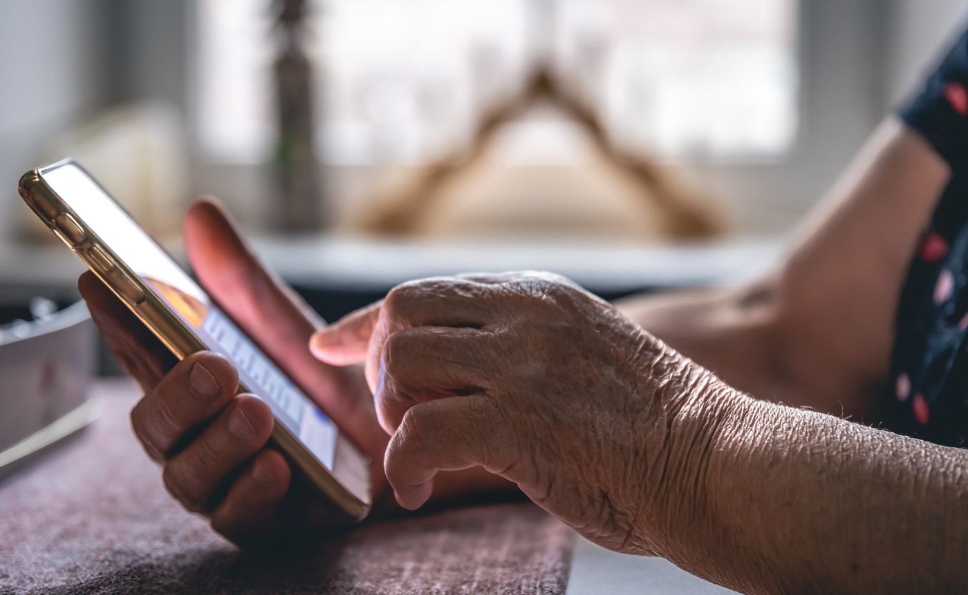 anciana senora mujer mayor usando telefono llamada estafajpg