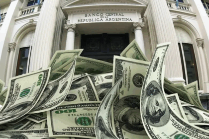 Dólar subió 4% tras elecciones en Buenos Aires, pero se mantuvo dentro de la banda establecida