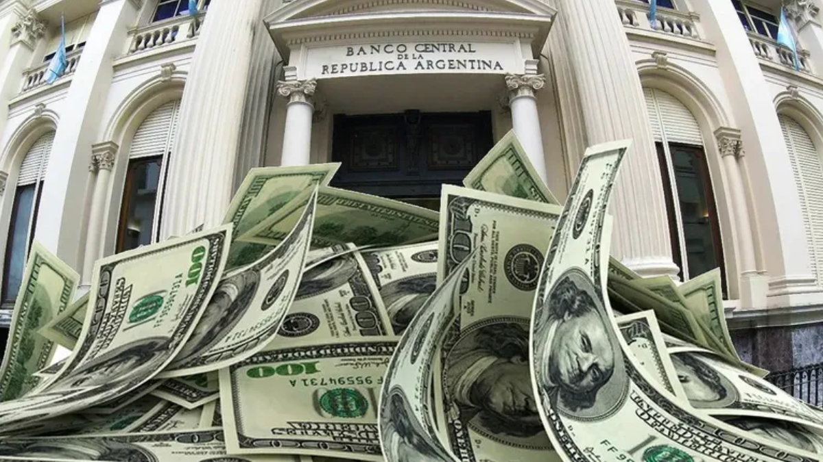 Dólar subió 4% tras elecciones en Buenos Aires, pero se mantuvo dentro de la banda establecida