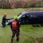Seis personas fueron rescatadas tras caer en un zanjón con agua