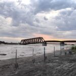 Colapso y alerta: Se derrumbó un histórico puente ferroviario sobre el río Salado