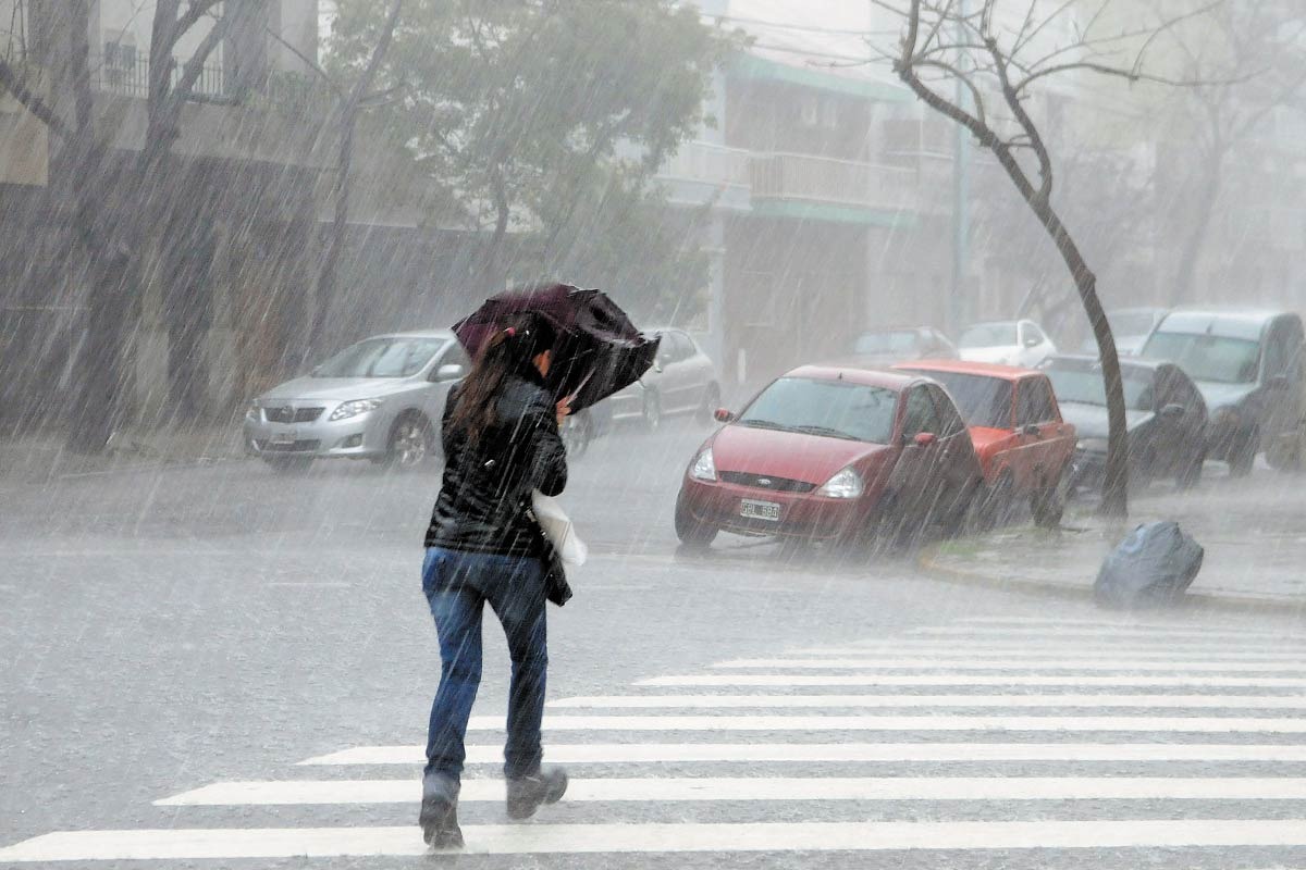 Tormenta de Santa Rosa sacudió Buenos Aires con alertas por intensas lluvias y vientos fuertes