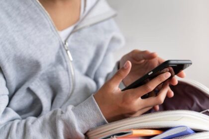 La provincia lanzó la Ley 15.534 para regular el uso de pantallas en escuelas primarias