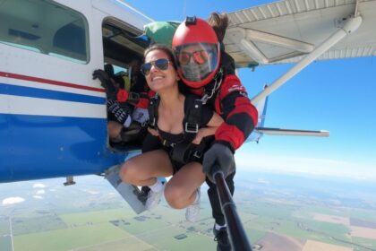 mujer paracaidas mira