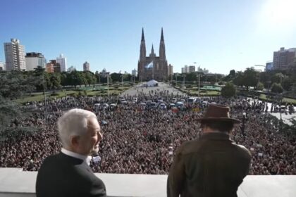 Johnny Depp deslumbró en La Plata: una multitud lo recibió en Plaza Moreno